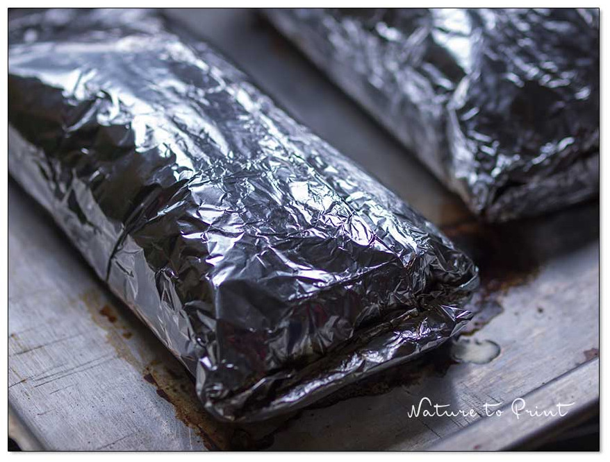 Gebackener Spargel plustert sich im Backofen auf. 