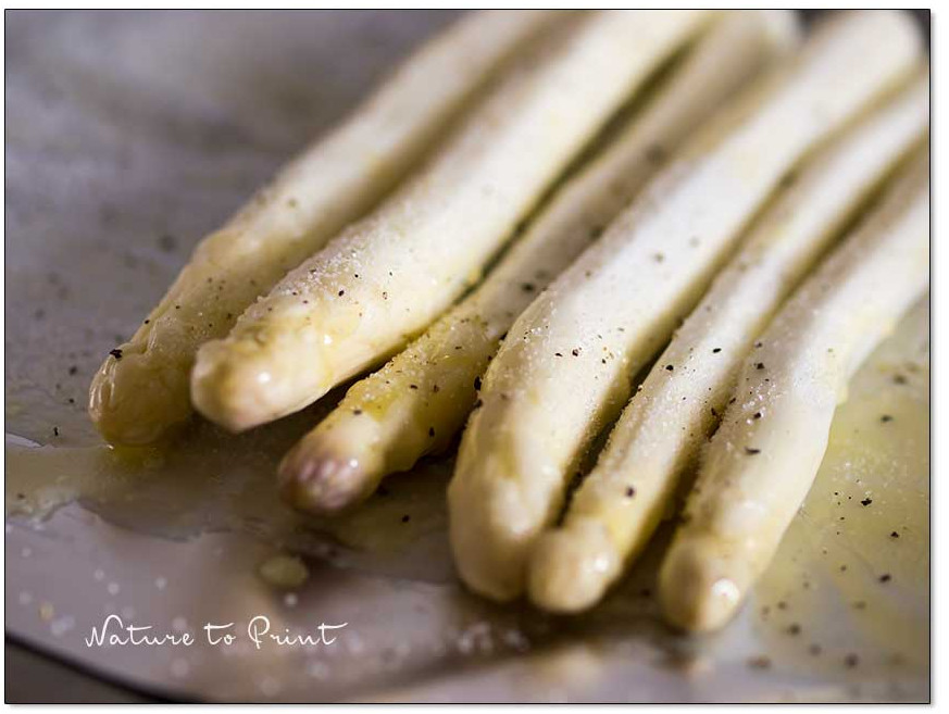 Spargel buttern und würzen