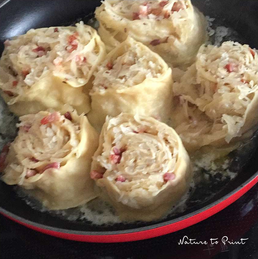 So sitzen Allgäuer Krautkrapfen in der Gusseisenpfanne. Deckel drauf und langsam bei kleiner Hitze garen. So kommen die Krautkrapfen in die Gusseisenpfanne