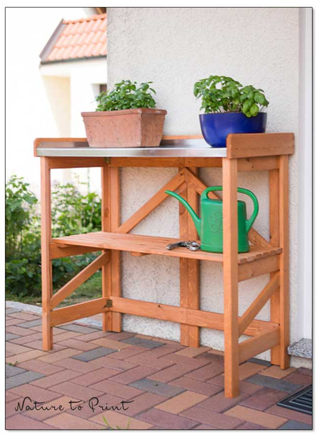 Kleiner, klappbarer Pflanztisch auf der Küchenterrasse