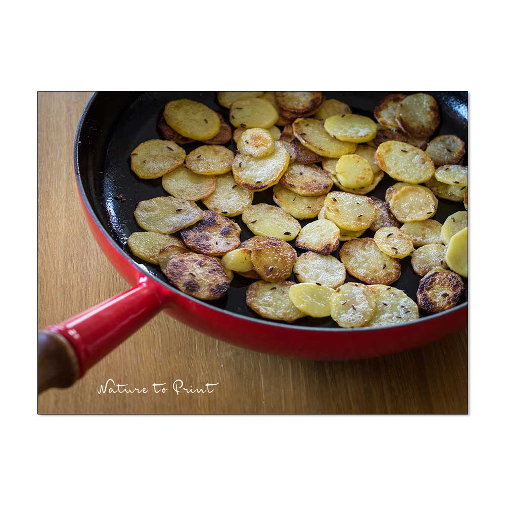 Bratkartoffeln in einer gusseisernen Pfanne von Le Creuset