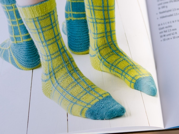 Die Easy Socke - hübsche Socken, leicht gestrickt. | Lust auf neue warme Socken? Holen Sie Ihr Nadelspiel aus der Schublade und los geht's mit 15 Anleitungen & Ideen für eigene Socken-Kreationen mit Ewas Easyferse.