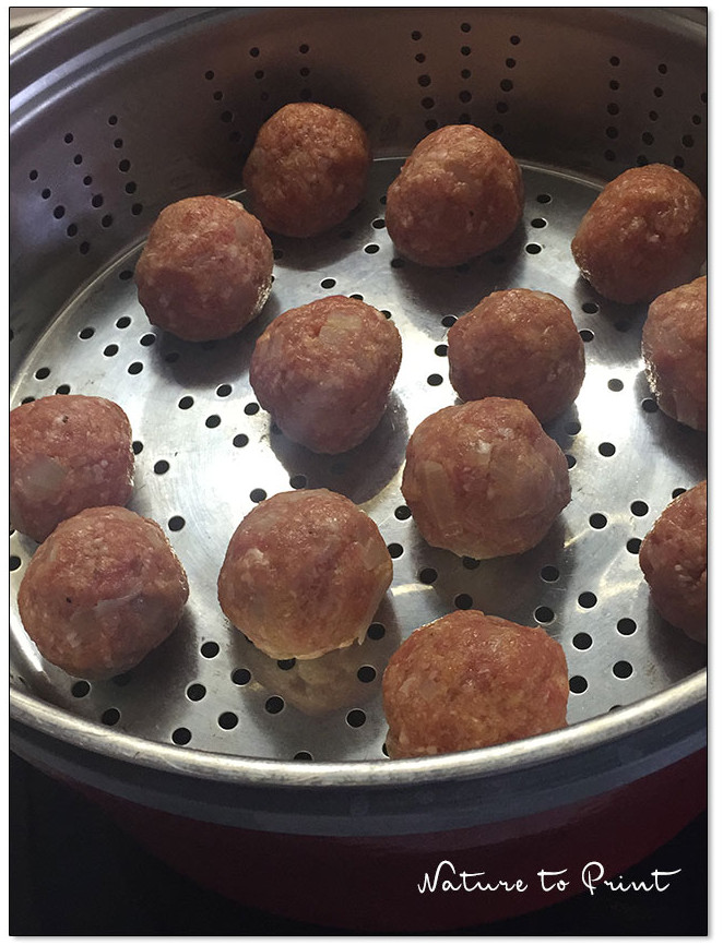 Königsberger Klopse im Dampfeinsatz einer Gusseisen-Cocotte