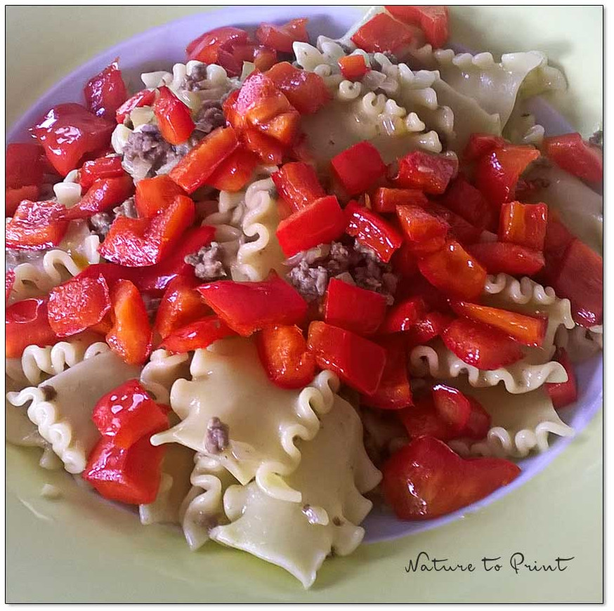 Süßsaure Thai-Pasta mit karamellisierter roter Paprika