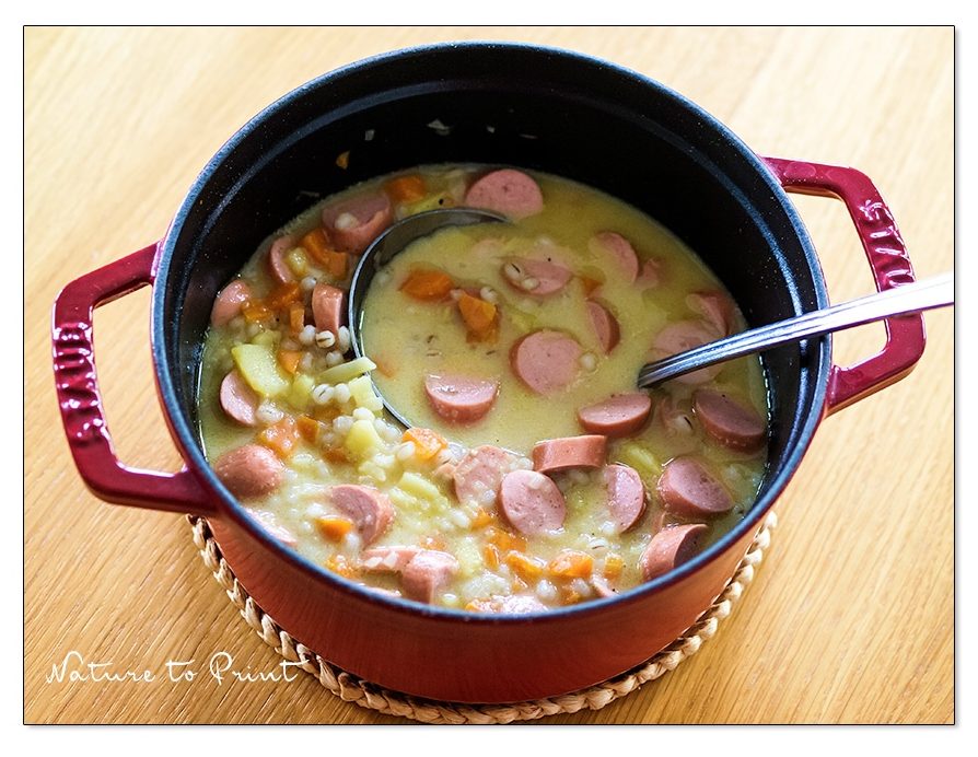 Aufgetischt: Graupensuppe im Gusseisentopf, einer sogenannten Cocotte Graupensuppe im Gusseisentopf, einer sogenanntn Cocotte