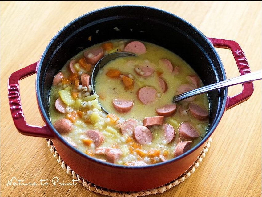 Aufgetischt: Graupensuppe im Gusseisentopf, einer sogenannten Cocotte Graupensuppe im Gusseisentopf, einer sogenanntn Cocotte