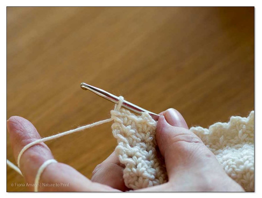 Jetzt ist auch das letzte Maschenpäckchen am Ende der Reihe fertig. Wölkchenmuster: Das letzte Maschenpäckchen am Ende der Reihe.