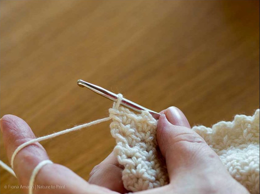 Jetzt ist auch das letzte Maschenpäckchen am Ende der Reihe fertig. Wölkchenmuster: Das letzte Maschenpäckchen am Ende der Reihe.
