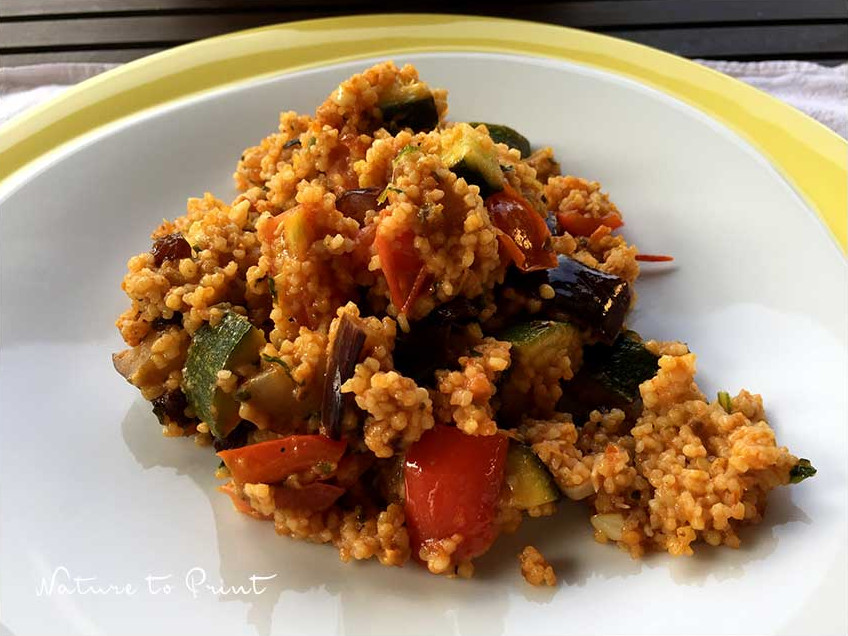 Gemüsepfanne quer durch den Gemüsegarten mit Mini-Auberginen, Zucchini, Paprika und Couscous