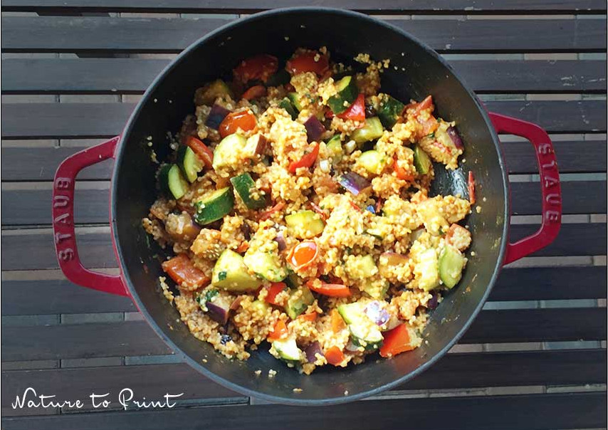 Gemüsepfanne quer durch den Gmüsegarten mit Mini-Auberginen und Couscous