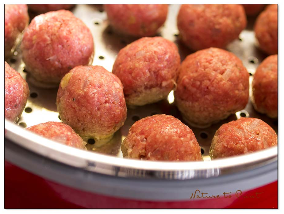 Hackbällchen in einer Cocotte mit Dampfeinsatz