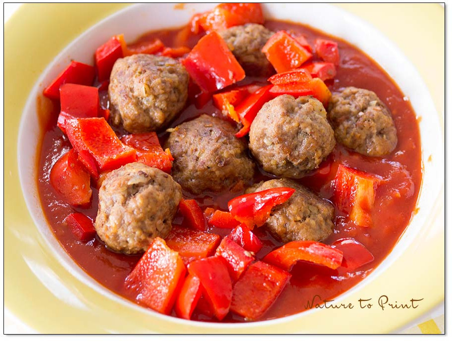 Indische Hackbällchen in würzig-pikanter Tomatensauce und Paprika