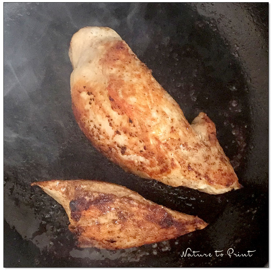 Braten Sie Putenfilet von allen Seiten gut an