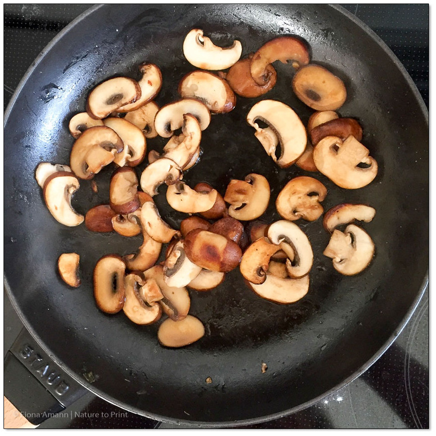 Champignons kurz angebraten, gewürzt und abgelöscht mit dunklem Balsamico