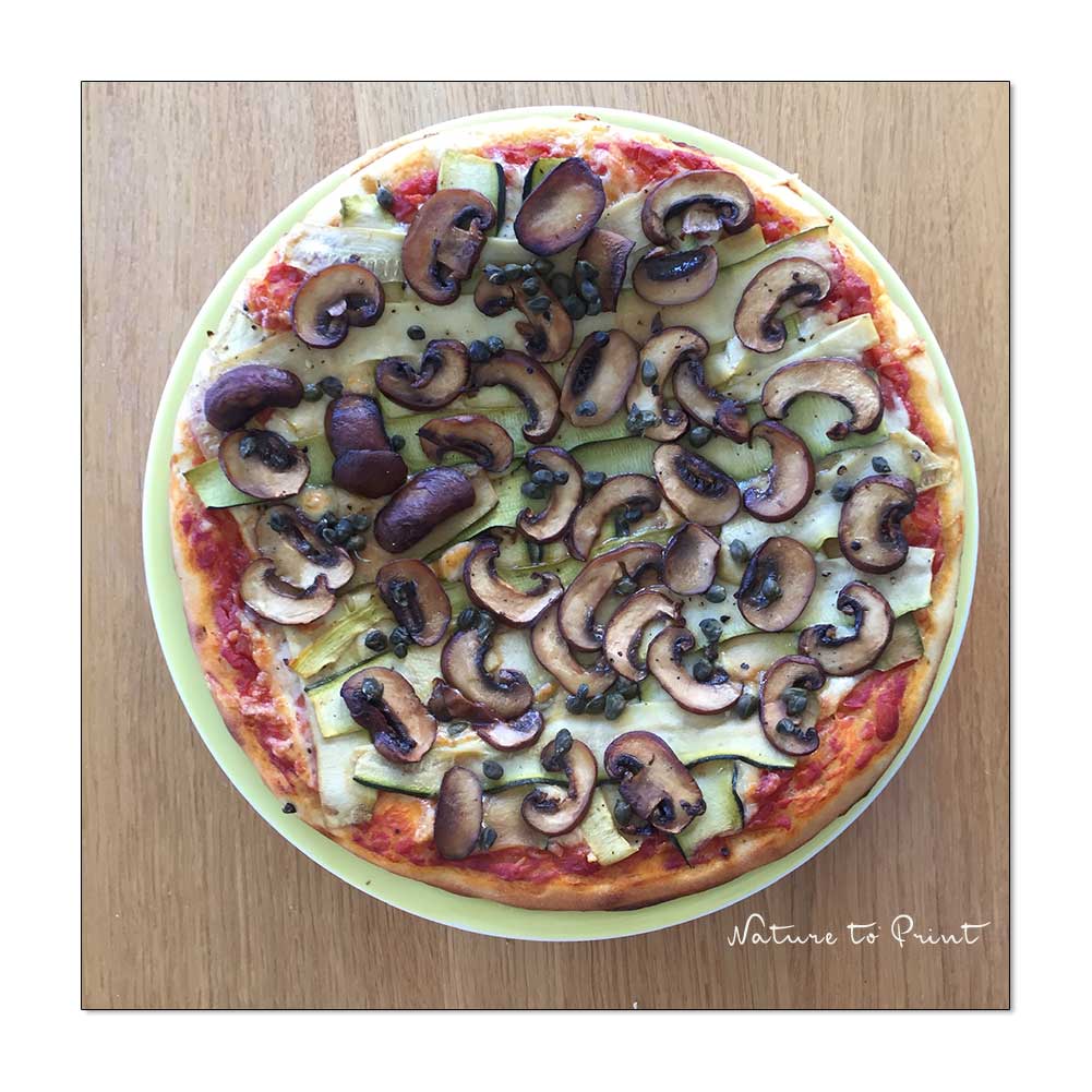 Die Zucchini-Pizza ist fertig und kommt so aus dem Ofen. 