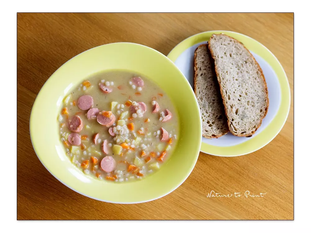 Graupensuppe, ein leckeres Herbst-und Wintergericht mit Tradition. Perlgraupen-Dinkelbrot Lievito Madre, im Gusseisentopf gebacken Perlgraupen-Dinkelbrot hat das Zeug zum Lieblingsbrot für die ganze Familie. Es schmeckt kräftig, hat Biss und hält sich lange frisch. Dank Lievito Madre und langer Teigführung ist es sehr bekömmlich und passt sowohl zu süßen, als auch herzhaften Belägen.
