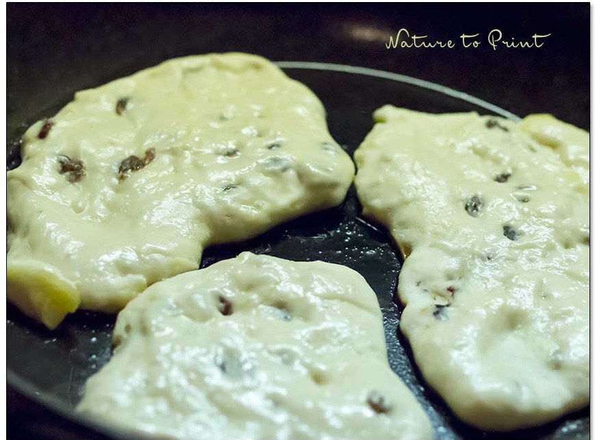 Mutzen (noch roher Teig) in der Pfanne