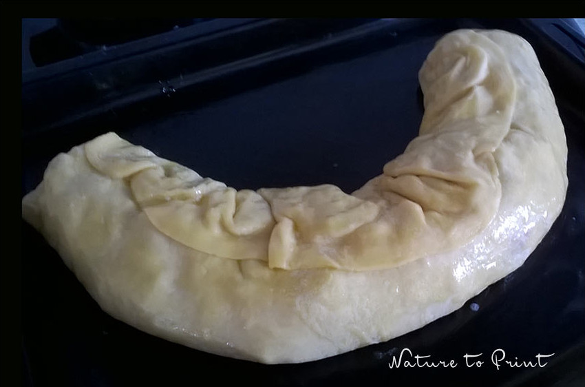 Krautstrudel, mit Butter eingepinselt, kurz bevor er in den Ofen kommt