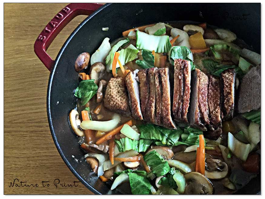 Entenbrust auf Gemüse in der Schmorpfanne aus Gusseisen