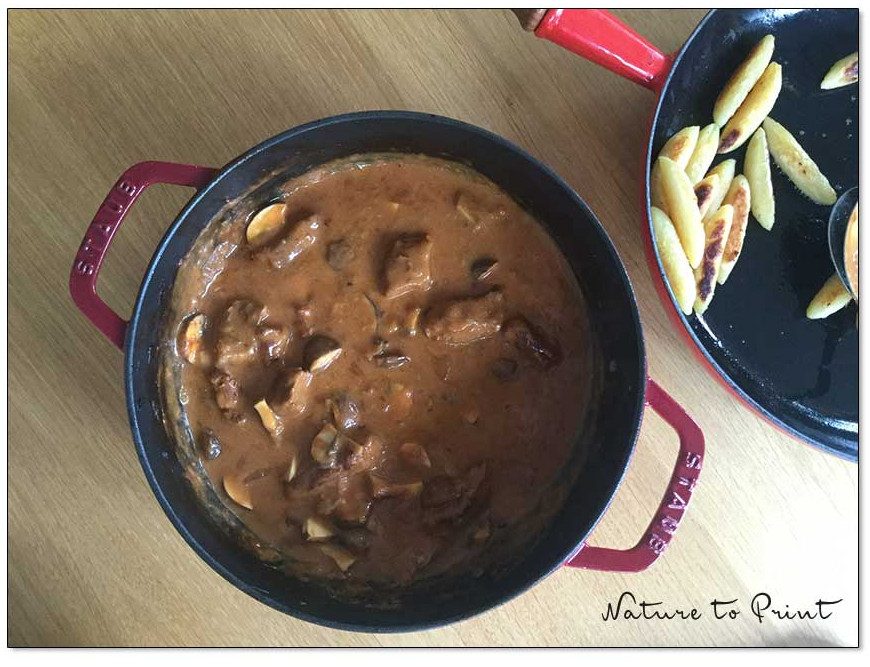 Kalbsrahmgulasch im Gusseisentopf mit Schupfnudeln aus der Pfanne