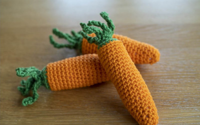 Karotten häkeln für die Spielküche mit kostenloser Anleitung