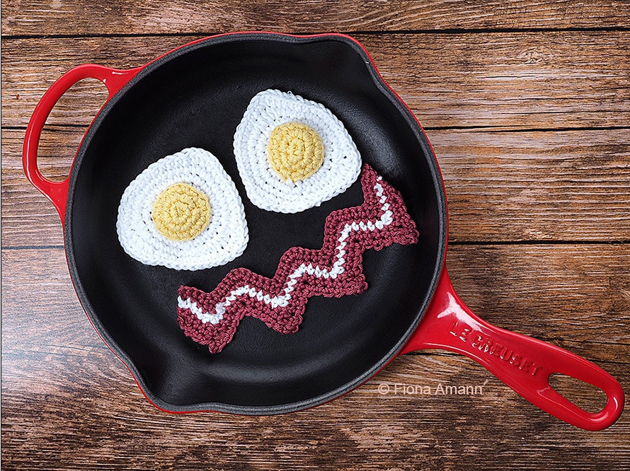 Gehäkelter Brokkoli für die Spielküche. Schmeckt auch. Der krause Kopf ist improvisiert. Wer häkeln kann, schafft auch das. Anleitung folgt. Gehäkeltes Spiegelei mit Speck in echter Pfanne