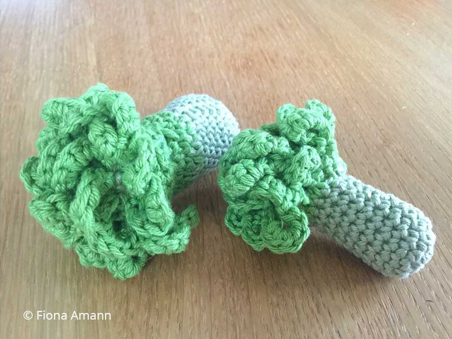 Gehäkelter Brokkoli für die Spielküche. Schmeckt auch. Der krause Kopf ist improvisiert. Wer häkeln kann, schafft auch das. Anleitung folgt. Gehäkeltes Gemüse Brokkoli für die Spielküche