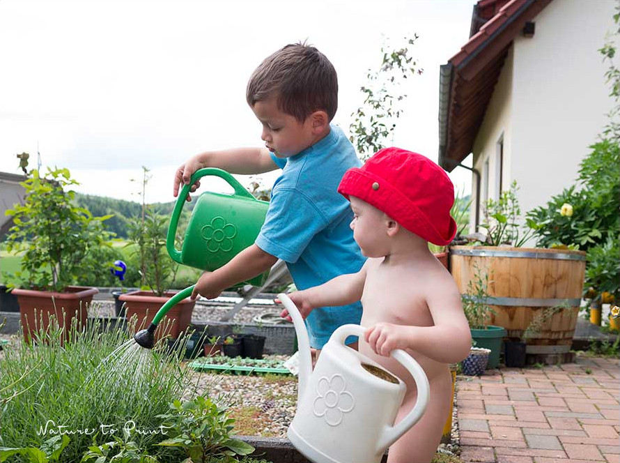 Kinder spielen gern mit Wasser. Bleiben Sie dabei und lassen Sie Kinder NIE alleine planschen.