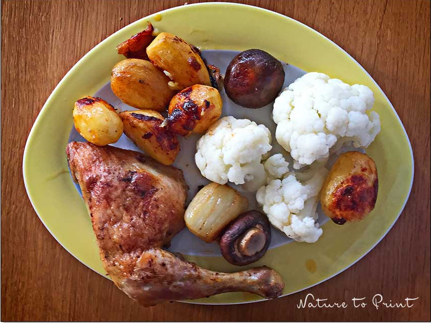 Essen ist fertig: Variation Hühnerschenkel mit Ofengemüse, Ofenkartoffeln und gedünsteten Blumenkohl. Auch sehr lecker. Aufgetischt Hähnchenschenkel mit Ofenkartoffeln und Blumenkohl