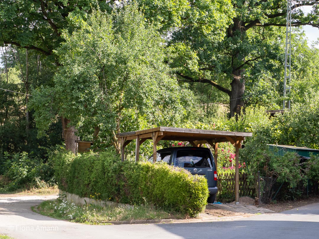 Ein cleveres Carport kann mehr 1 Ein einfaches Holz-Carport auf dem Land