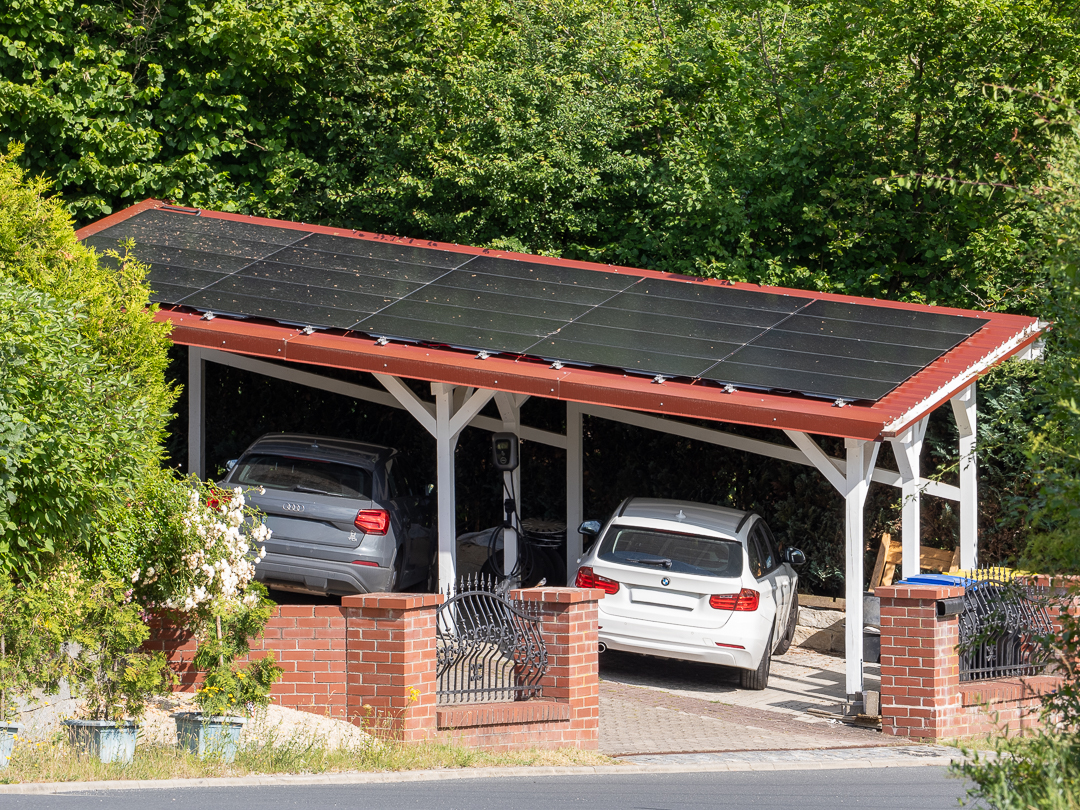 Cleveres Carport für zwei Autos. Inklusive Solardach und Wallbox. Cleveres Carport für zwei Autos. Inklusive Solardach und Wallbox.