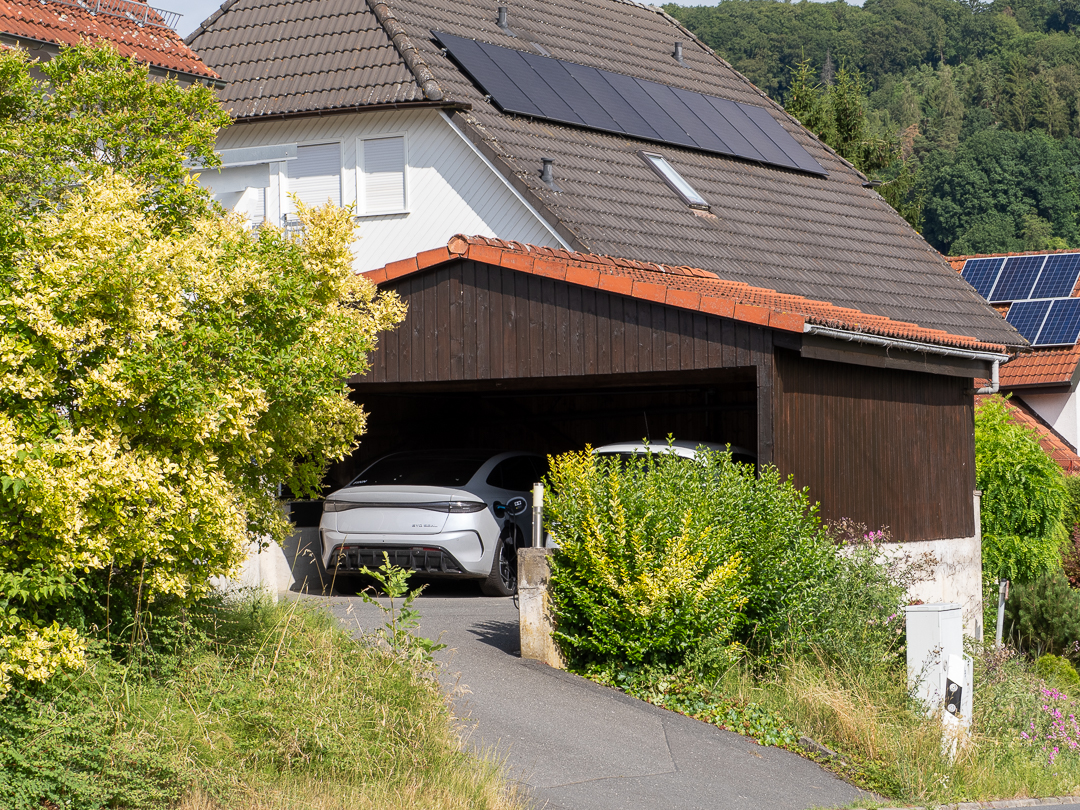 Doppel-Carport am Hang. Die Lage erfordert ein solides Fundament Doppel-Carport am Hang. Die Lage erfordert ein solides Fundament