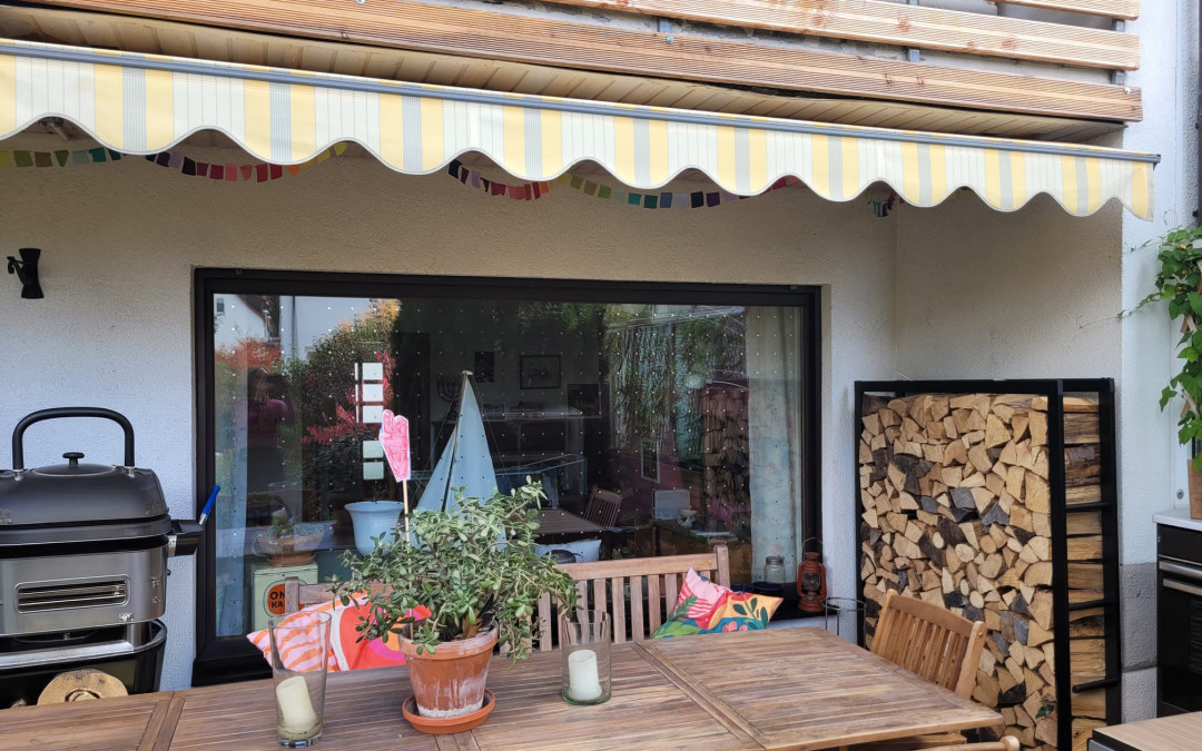 Outdoor Cooking mit Grill, Essplatz und Anrichte