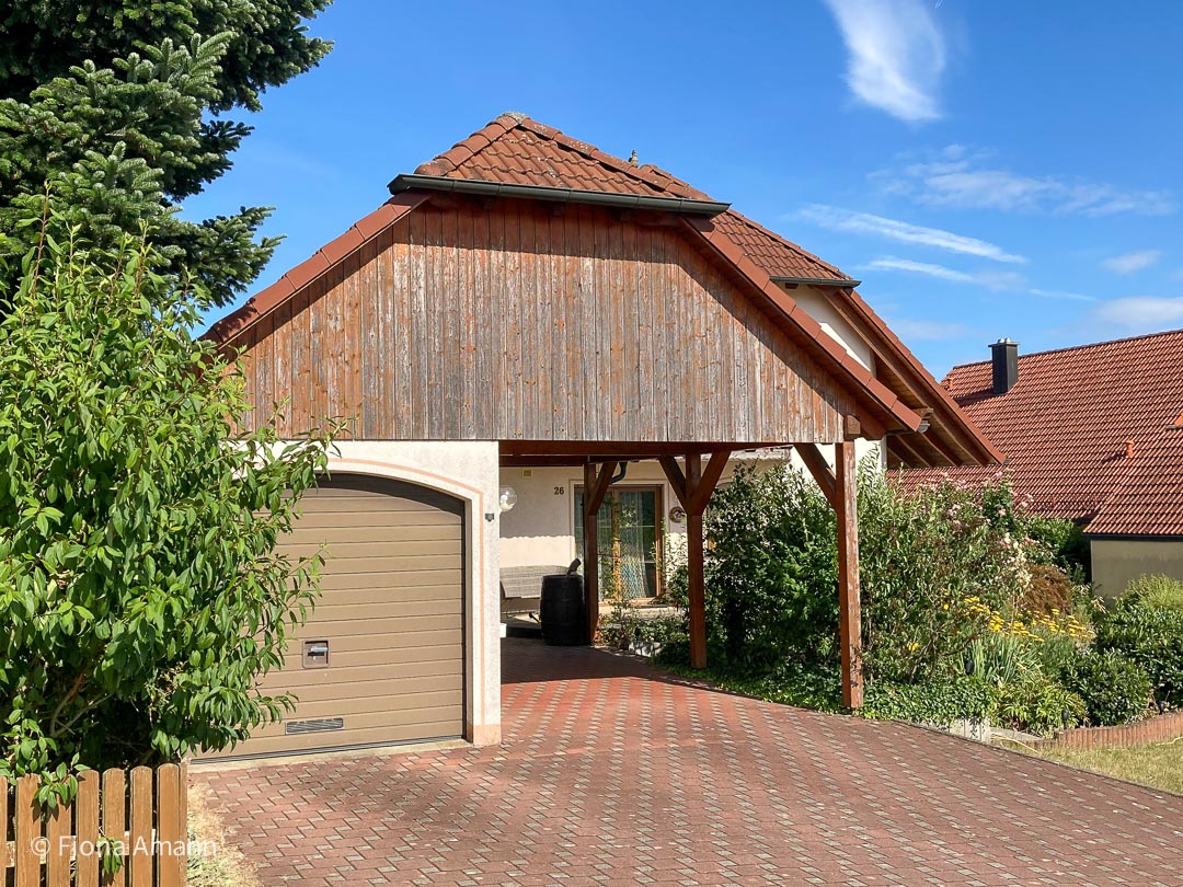 Garage und Carport zusammen, mit Abstellraum unterm Dach Garage und Carport zusammen, inklusive Walmdach mit Abstellmöglichkeit