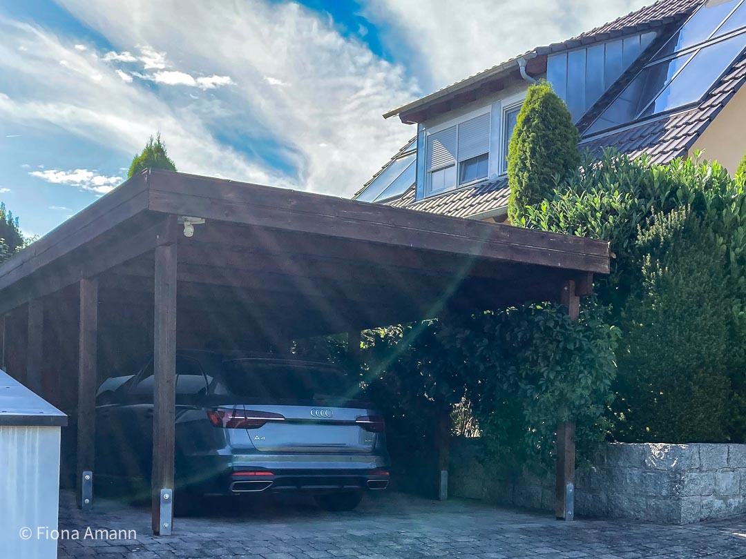 Ein cleveres Carport kann mehr 2 Holz-Carport mit begrünter Seitenwand. Jungfernrebe schützt vor Blicken, Wind und sieht gut aus.