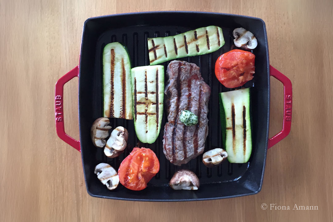 Gusseisen-Grillpfanne für Singles mit Steak, Zucchini, Tomate, Champignons und selbst gemachter Kräuterbutter Outdoor Cooking oder klassisch auf dem Herd: Eine gute Gusseisen-Grillpfanne ist immer gut und nachhaltig.