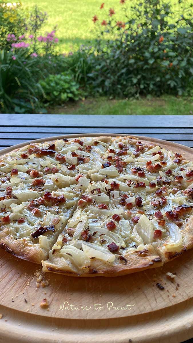 Leichter fränkischer Zwiebelkuchen klappt auch für Singles. Gebacken in einer Pizza-Form. Leichter fränkischer Zwiebelkuchen für Singles