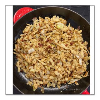 Krautspätzle gehen immer

Krautspätzle, egal ob mit Sauerkraut oder mit frischem Spitzkohl gemacht, gehen immer und sind blitzschnell gemacht. Sogar für mich als Single sind Krautspätzle immer eine Option. Warum? Weil ich stets 2-3 Portionen Spätzle auf Vorrat in der Tiefkühltruhe habe. Wenn dann noch frisches Kraut vom letzten Einkauf im Kühlschrank liegt, ist die Frage "was koche ich heute" schnell geklärt: Krautspätzle.

Sie brauchen also pro Person:

1/2 Zwiebel
etwa 200-250 g frischen Spitzkohl oder Weißkohl
etwa 200-250 g Spätzle
nach Geschmack: 50-80 g klein gewürfelten Schinken / Speck
Salz, Pfeffer, Kümmel

20 Minuten Zeit

Für die Spätzle pro Person
100 g Mehl
1 großes Ei
Salz

Rezept im Blog:

https://www.wo-blumenbilder-wachsen.de/allgaeuer-krautspaetzle-mit-jaroma/

Kurz: https://www.insbeet.de/Krautspaetzle

Weitere Tipps & Rezepte:
MyNatureToPrint folgen & diesen Post speichern

#kochen #gutenappetit #mittagessen #kochenistliebe #ausliebezumessen #superlecker #selbstgemacht #schmeckt #foodblogs_de #spätzle #kraut #rezept #waskocheichheute #rezeptaufdemblog #schnelleküche #essenmachtglücklich #hausmannskost #lecker #sogut #einfachlecker #tradition #sauerkraut #kohl #weißkohl #pfannengericht #rezeptimblog #herzhaft #inmeinerküche #rezeptideen #familienessen