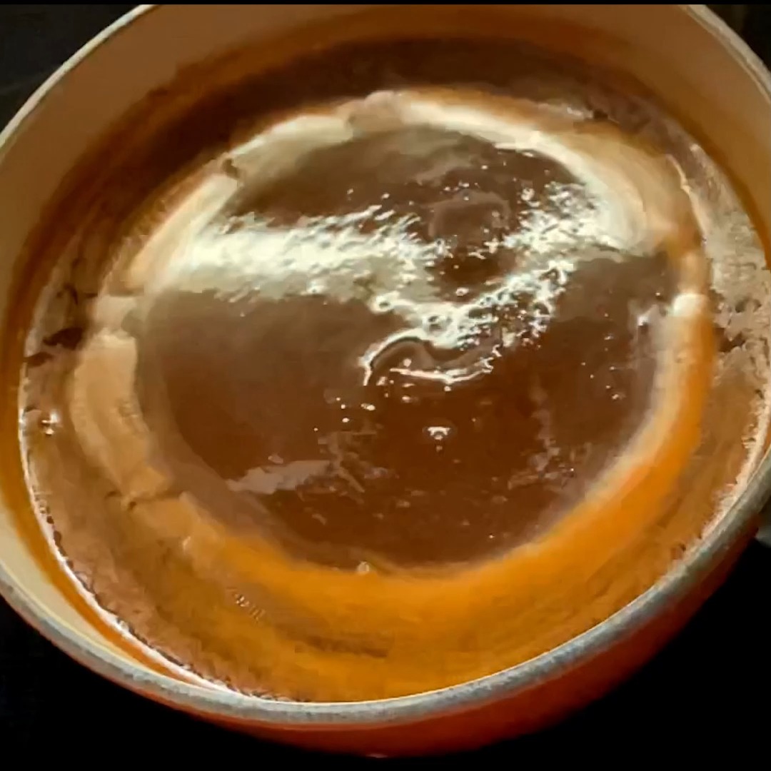 Gute Bratensauce von Grund auf selber kochen.

Woher Soße nehmen, wenn sich beim Braten von Huhn, Ente oder Pute keine von alleine ergibt? Warum überhaupt Bratensoße selber machen, wenn es doch auch Soße aus der Tüte gibt. Ganz einfach: Weil selbst gemachte Bratensoße besser schmeckt und weil nur gute Zutaten drin sind. Keine E-Nummern, keine Geschmacksverstärker.

So wird jedes Geflügel zum Festtagsschmaus.

Gute Bratensoße selbst zu kochen, ist einfach. Zeit kostet eigentlich nur das Kleinschneiden des Gemüses. Alles andere ist Kochzeit im Ofen und auf den Herd. Sie schaffen das!

Der Lohn für die Mühe: Begeisterte Gäste beim Festtagsessen und noch mehr Lob von der Familie.

Alle Zutaten, das Rezept und einige Tipps im Blog:
https://www.wo-blumenbilder-wachsen.de/bratensosse-selber-machen

Kurz https://www.insbeet.de/bratensauce

#soße #bratensoße #kochen #sauce #festessen #rezept #braten #rezepte #küche #ente #geflügel #weihnachtsessen #lecker #gesund #fleisch #leckerschmecker #essen #rezeptideen #leckeressen #feiertage #kochenmitliebe #ernährung #soulfood #kücheninspiration