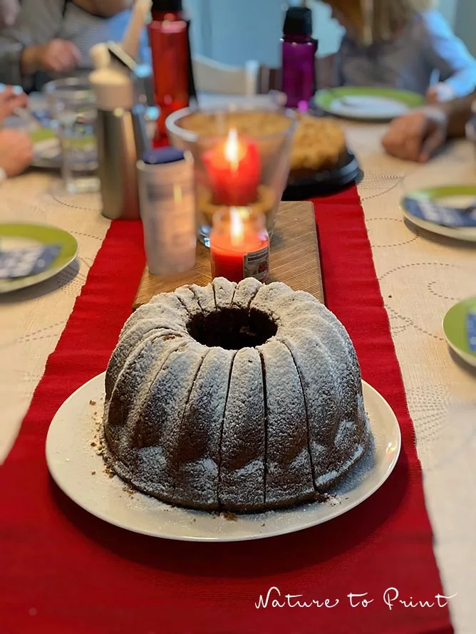Geburtstagstafel mit Rotwein-Schokoladenkuchen