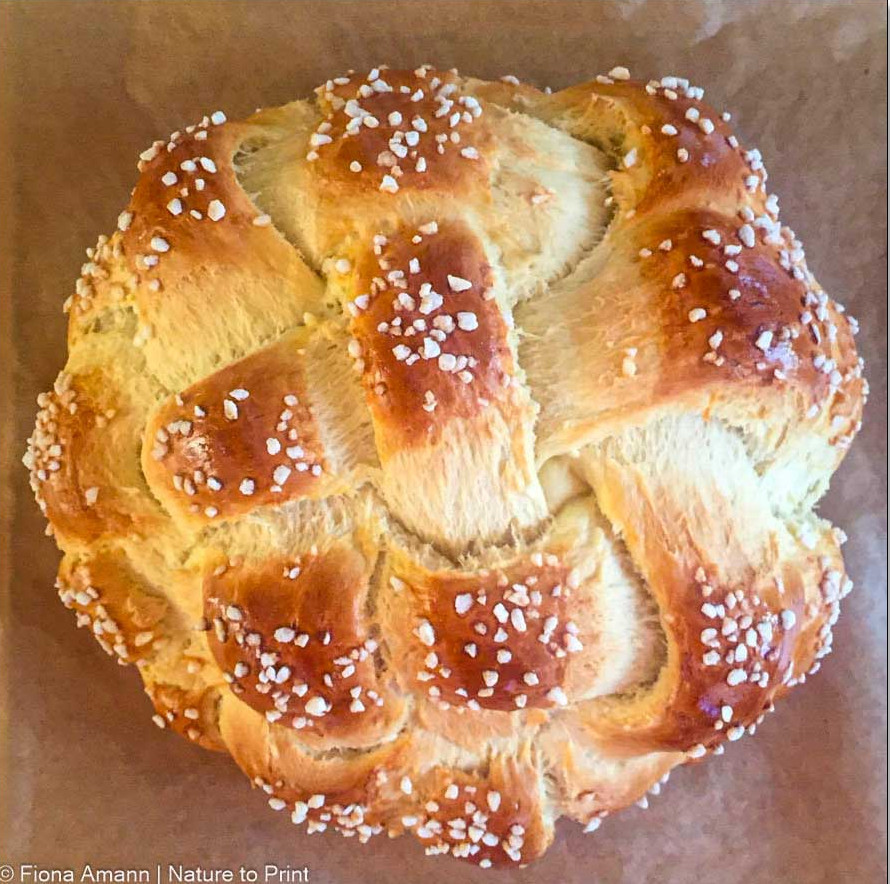Butter-Hefebrot in Knotenform geflochten / gewebt