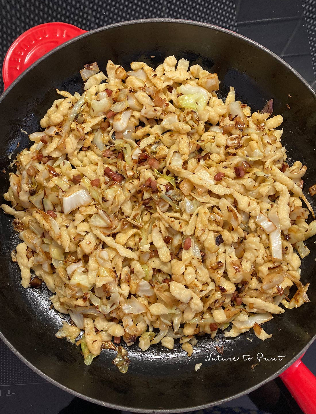 Allgäuer Krautspätzle mit Spitzkohl in der Gusseisenpfanne
