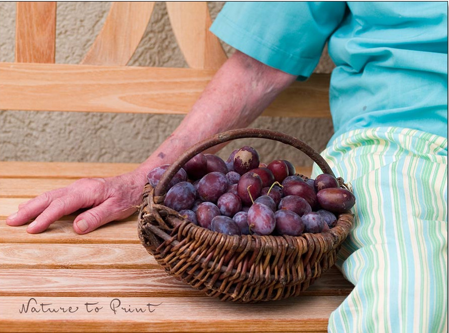 Nachbarin auf der Sitzbank vor dem Haus