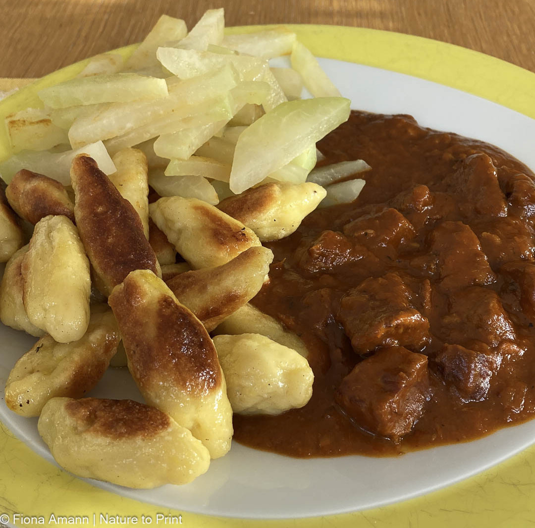 Schupfnudeln mit Kohlrabi und Gulasch