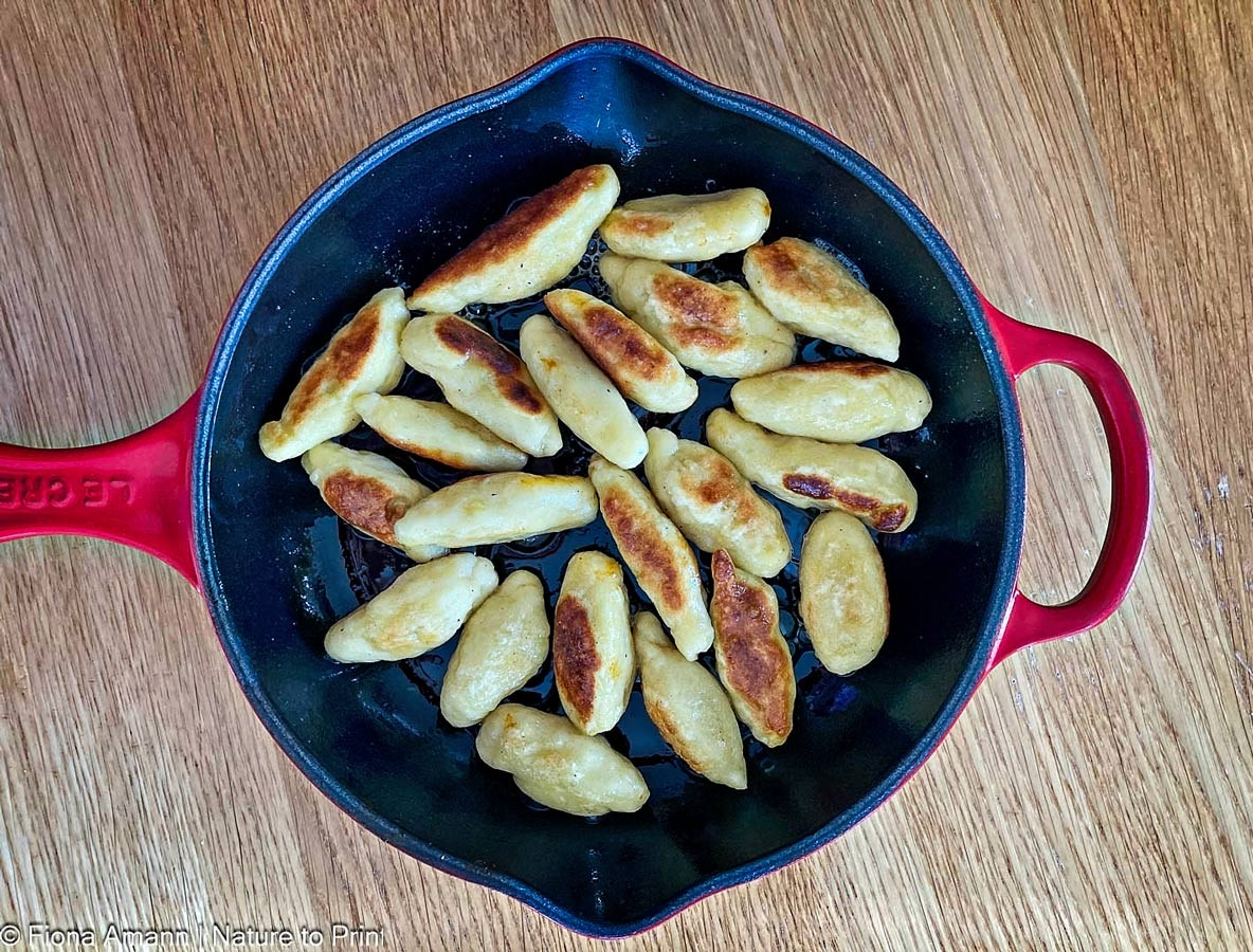 Schupfnudeln aus Kartoffelteig in Gusseisenpfanne