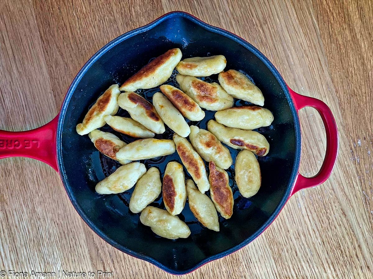 Schupfnudeln aus Kartoffelteig in Gusseisenpfanne